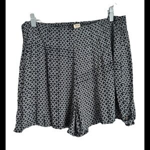 Roxy Women’s Monochrome Geometric Print Shorts New with tags! Sz L